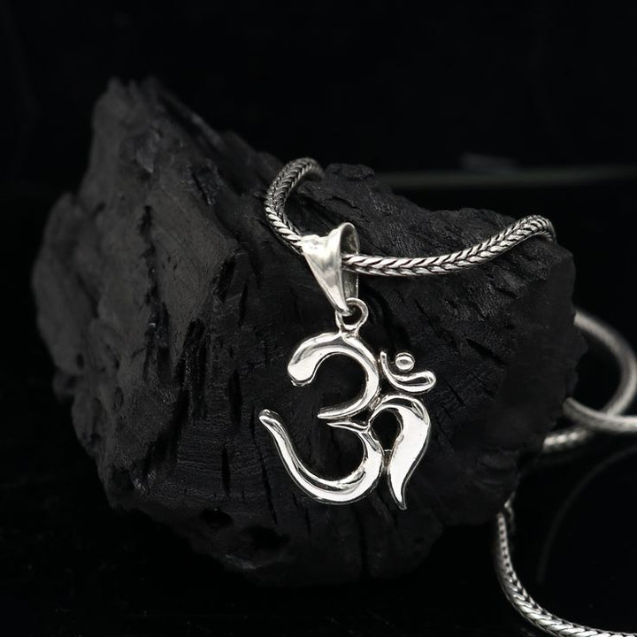 OM SILVER LOCKET